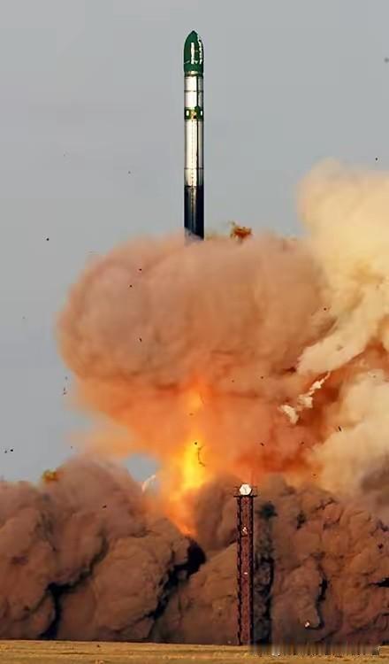 俄当地时间2026年8月28日，俄军从俄罗斯西北部阿尔汉格尔斯克州的普列谢茨克国