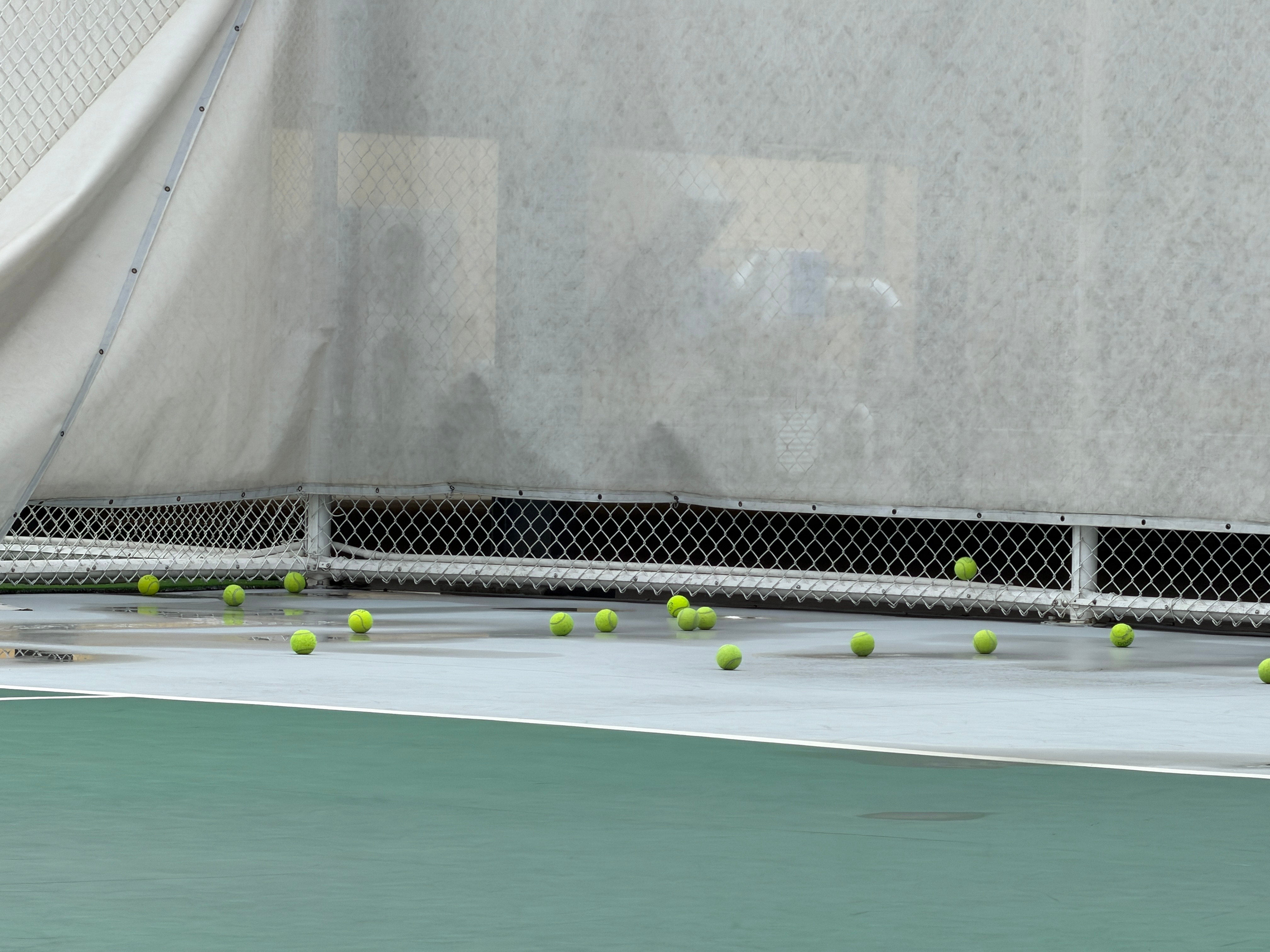 最近在刻苦钻研🎾ing感觉还挺难的，姿势都得练好久老容易拐胳膊肘加翻腕儿每次忍
