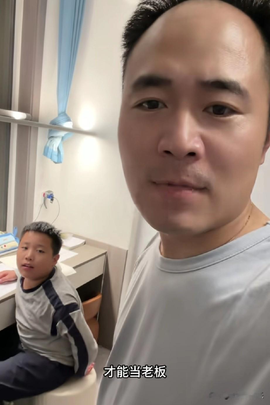 这可真是只生不管，只在乎数量不在乎质量的后果，小韩让儿子从小就学洗碗做饭，还编了