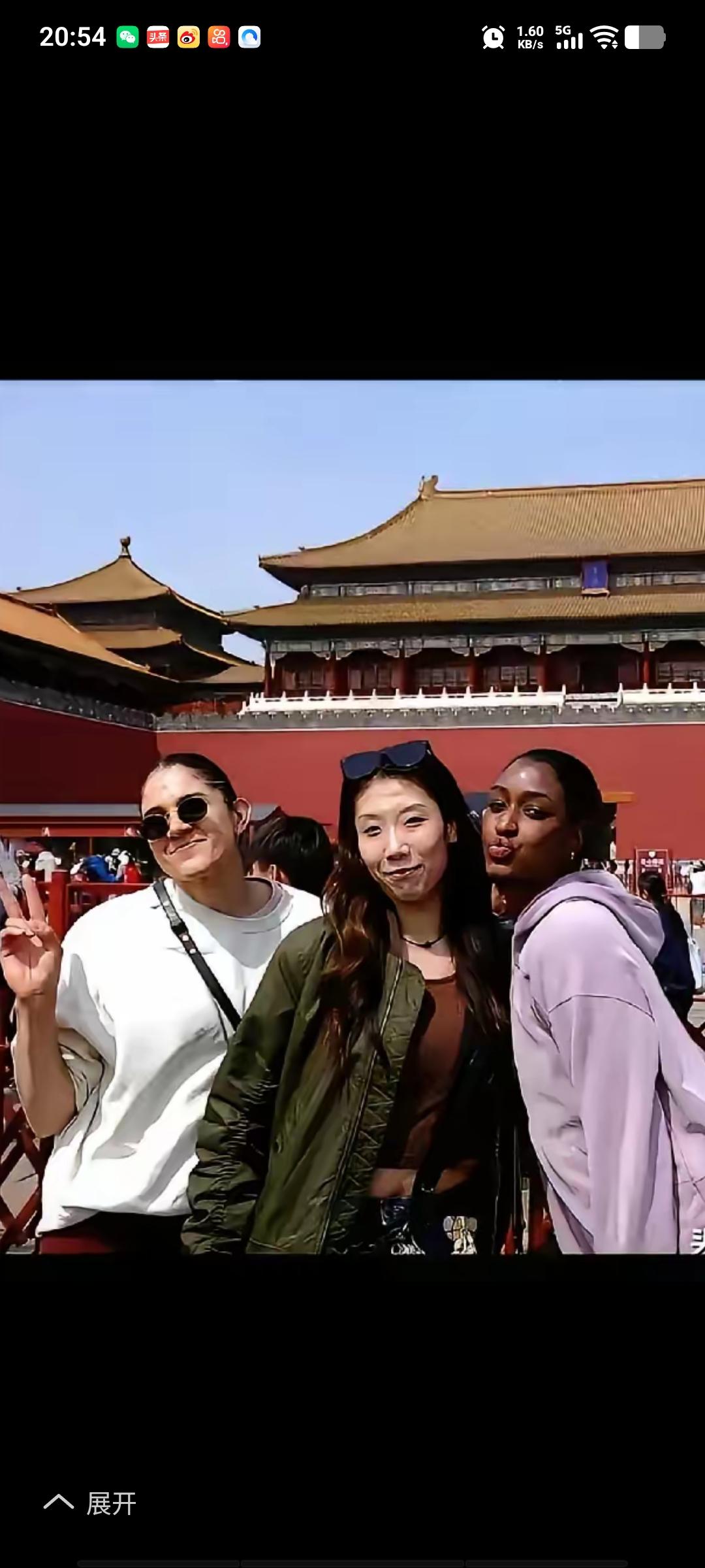 刷到一组前些日子的照片，照片里天津女排队长杨艺和她的爱人张霄白，趁着排超间歇期，