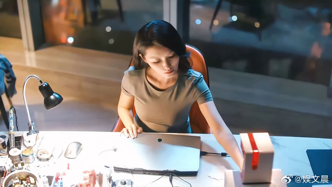 王俊凯送考徐洁儿 徐洁儿唱功真的太稳了，现场开口就惊艳，嗓音干净有力量，业务能力