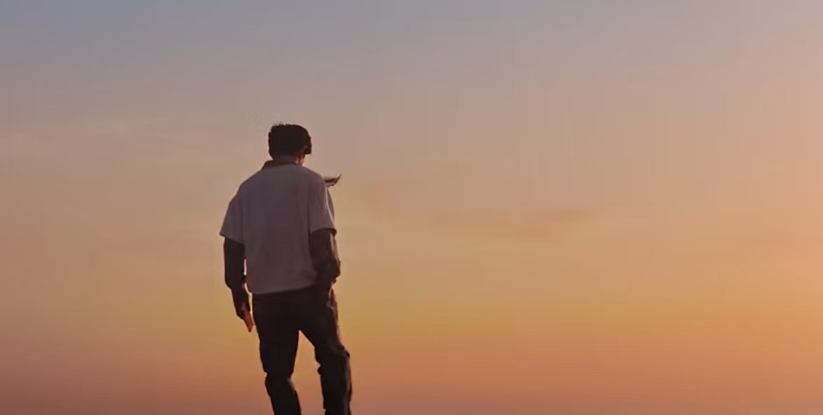 易烊千玺首张3D动态照片 基于一种时光里始终不变的同频与共识，让易烊千玺和品牌携