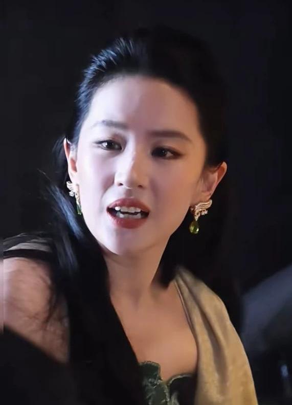 都说刘亦菲保养得好，可有人质疑她经常熬夜拍戏，作为39岁的女性在高清镜头下状态不
