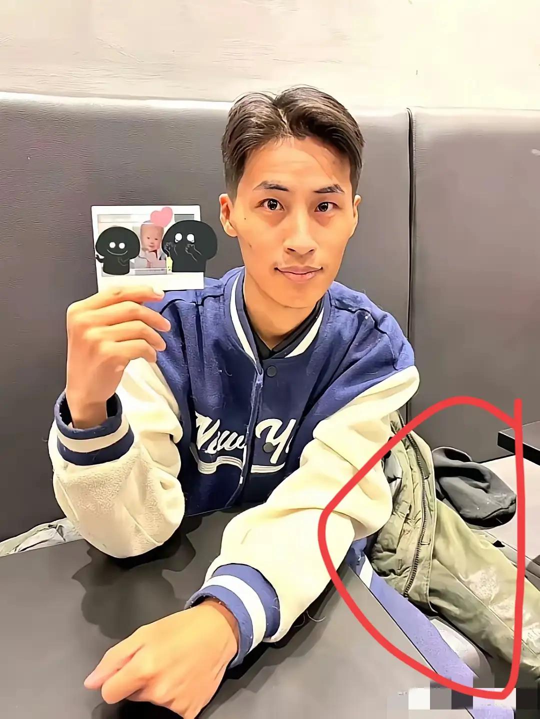 不知道张云鹏在理发前穿着这件衣服会是什么样子，但是让人心疼，回来后，他有发自内心