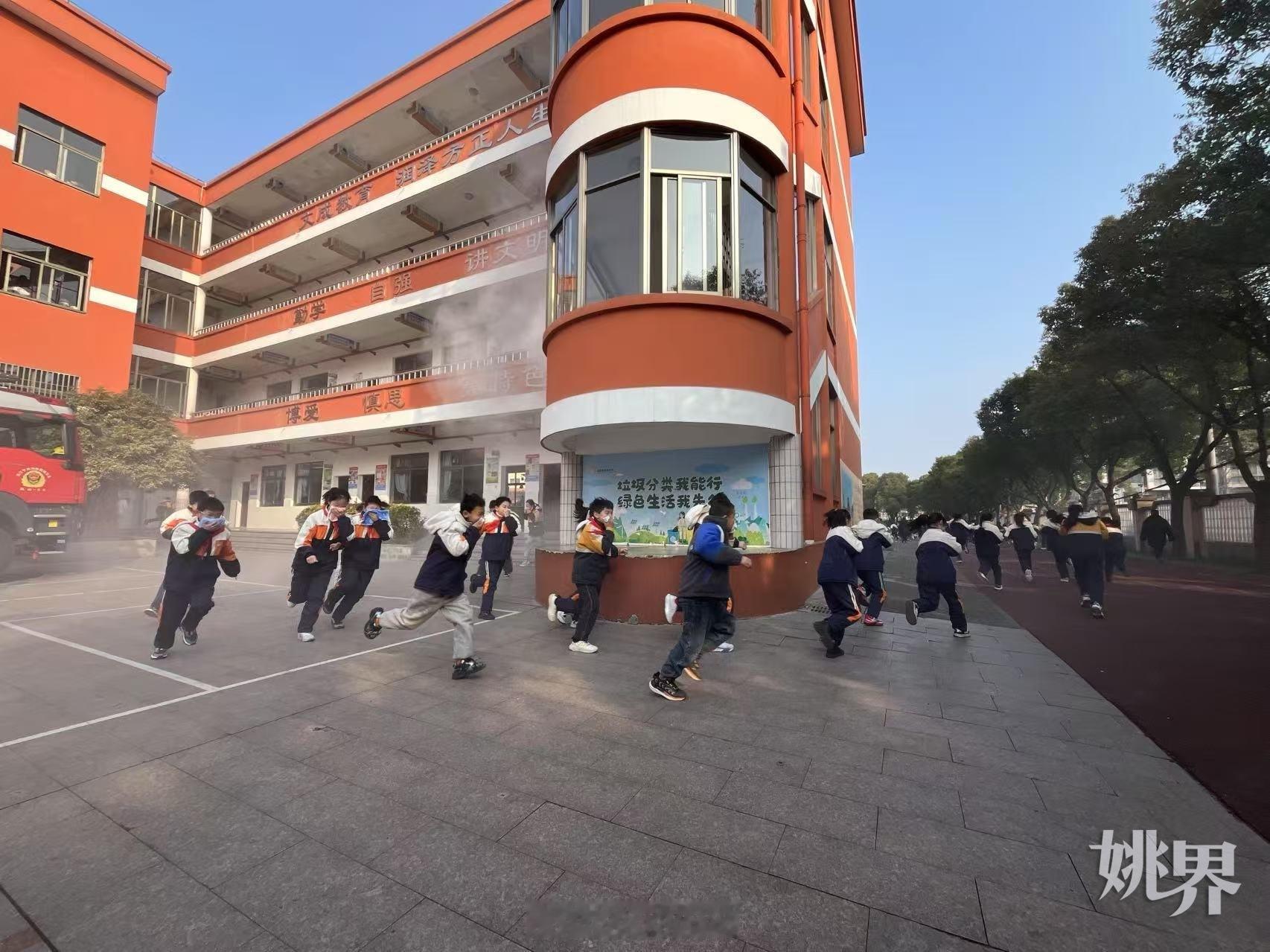 【“蓝老师”来了！ 消防开学第一课硬核开讲  】2月13日上午8点30分，余姚市