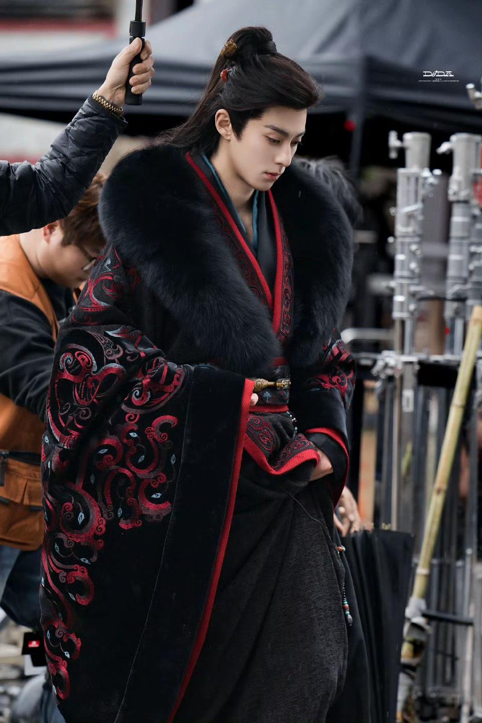 原著里的谢景行，邪气、腹黑、桀骜不驯，被刻板印象的鲜衣怒马少年郎害了，很多同人图