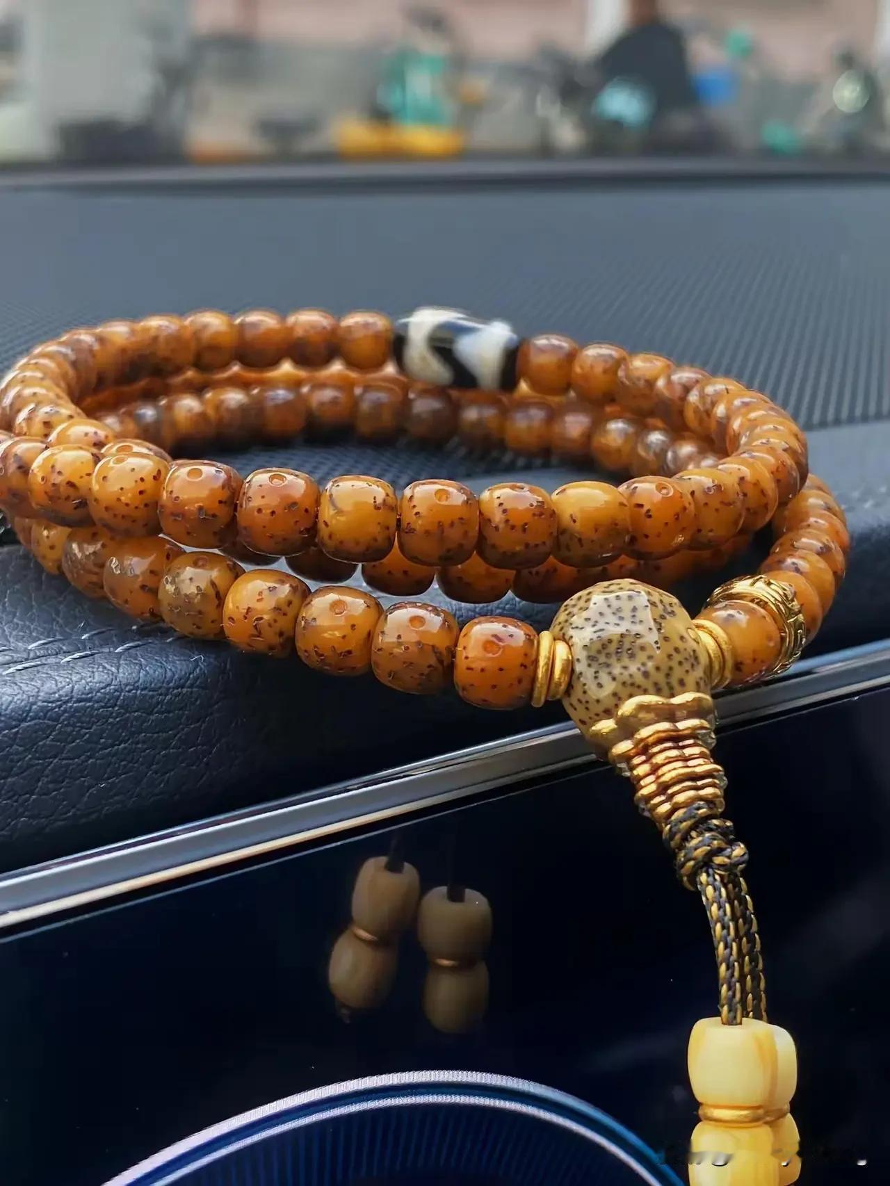 深以为然的一段话：
余华说：“我不再故作姿态地拥有众多朋友，而是回归孤独，以本真