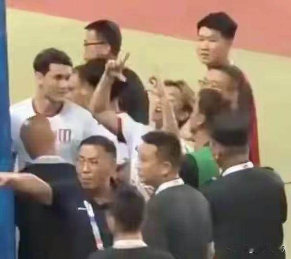 韦世豪脾气还是那么冲！
这场跟河南队踢平，没能拿下胜利，赛后韦世豪直接跟河南球迷