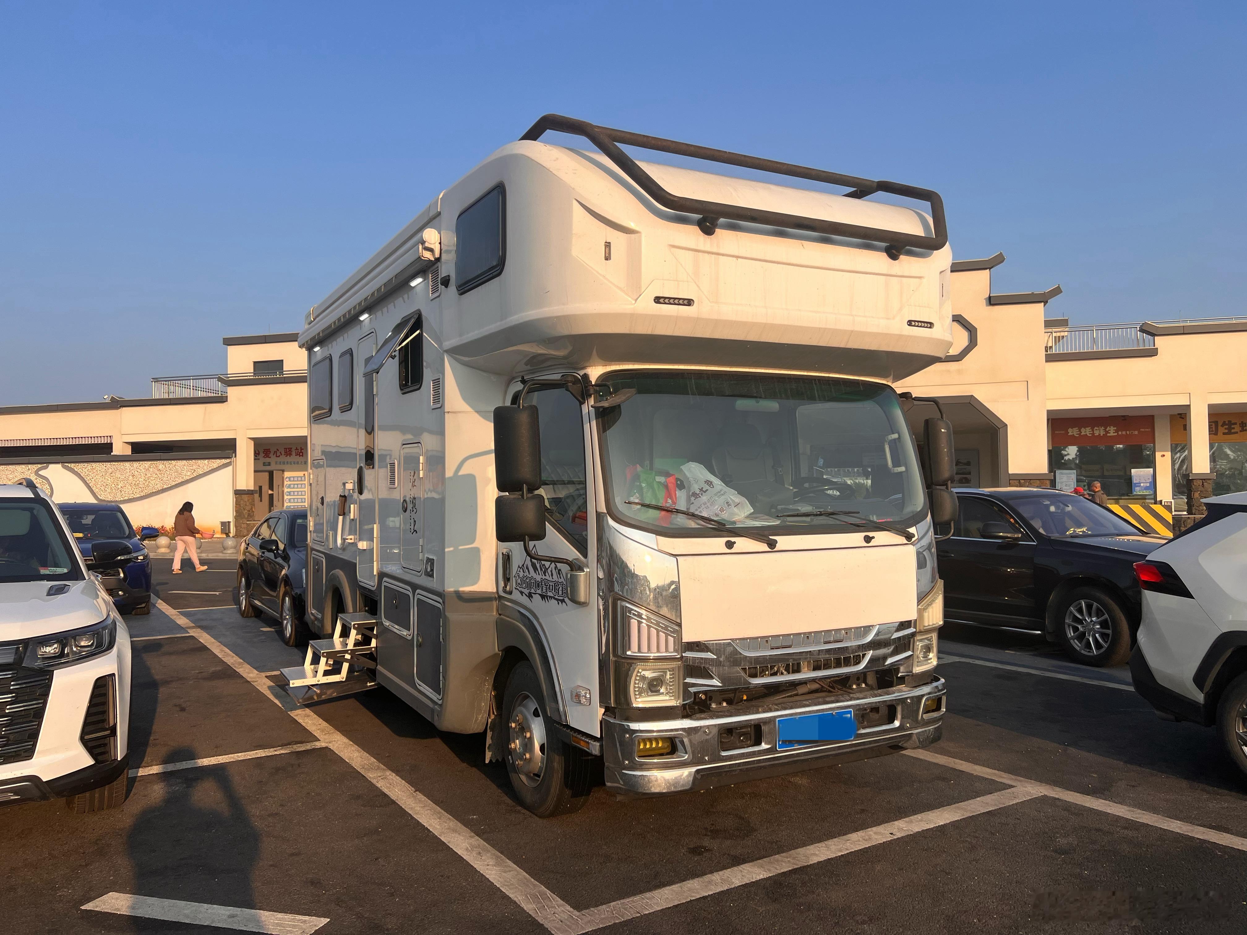 五十铃ELF的房车，居然还改配了自动波……最过分的是，在北美这东西甚至还能配V8