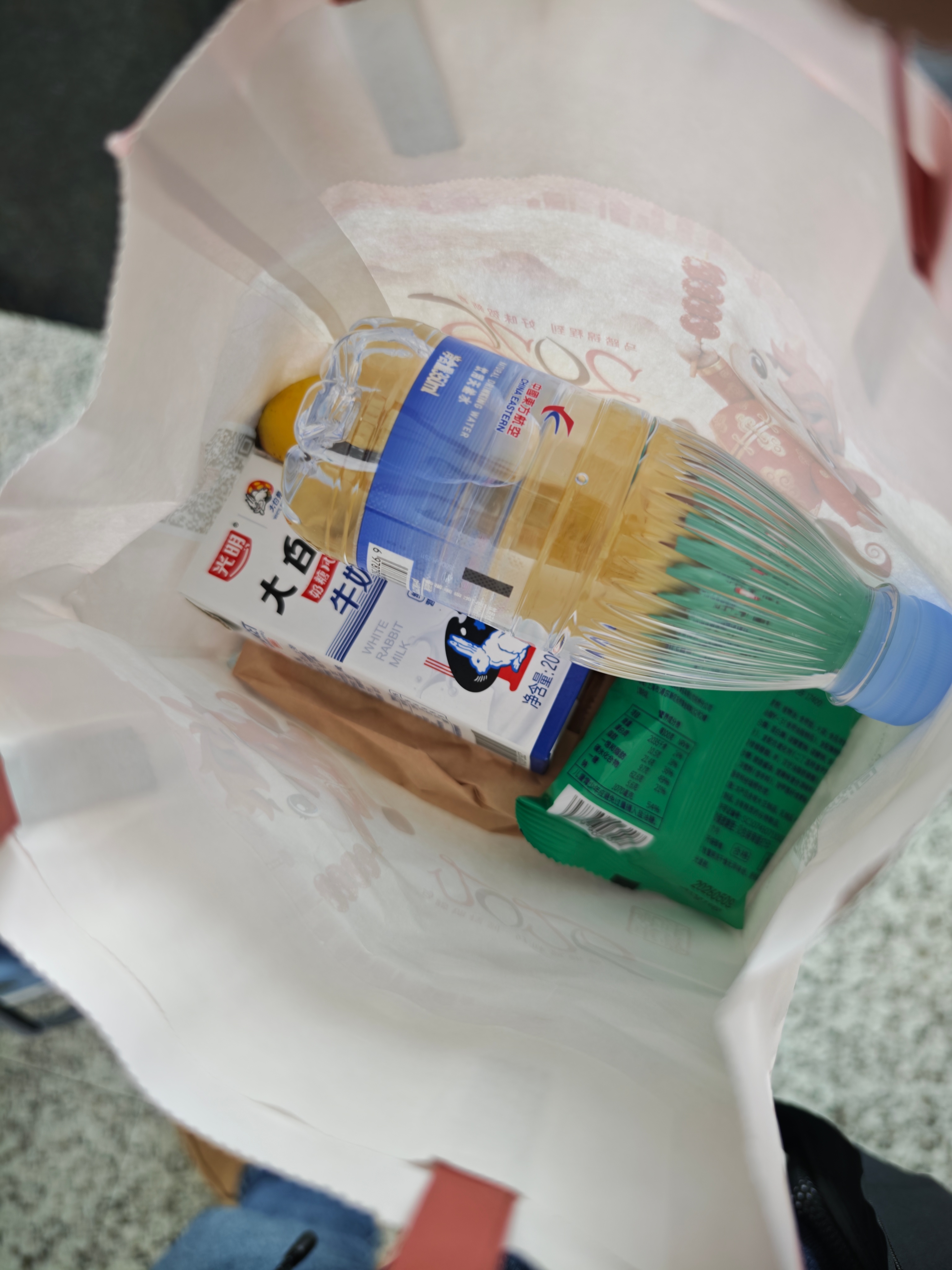 一大早从上海飞到武汉，睡了一路下飞机时空少还特地给我准备了一袋早餐很少坐东航，但