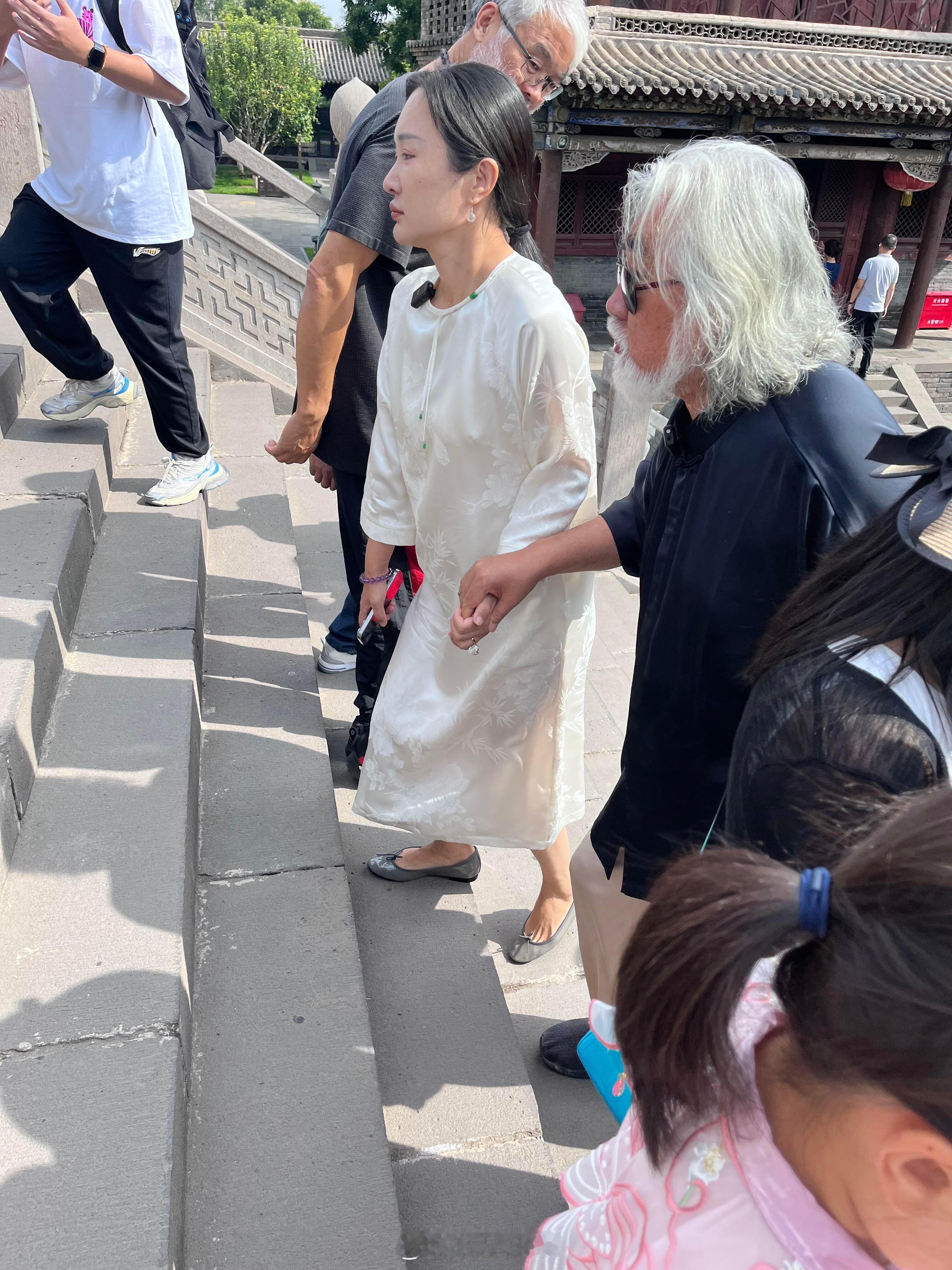 偶遇张纪中和他老婆旅行，感觉表情不对…… ​​​