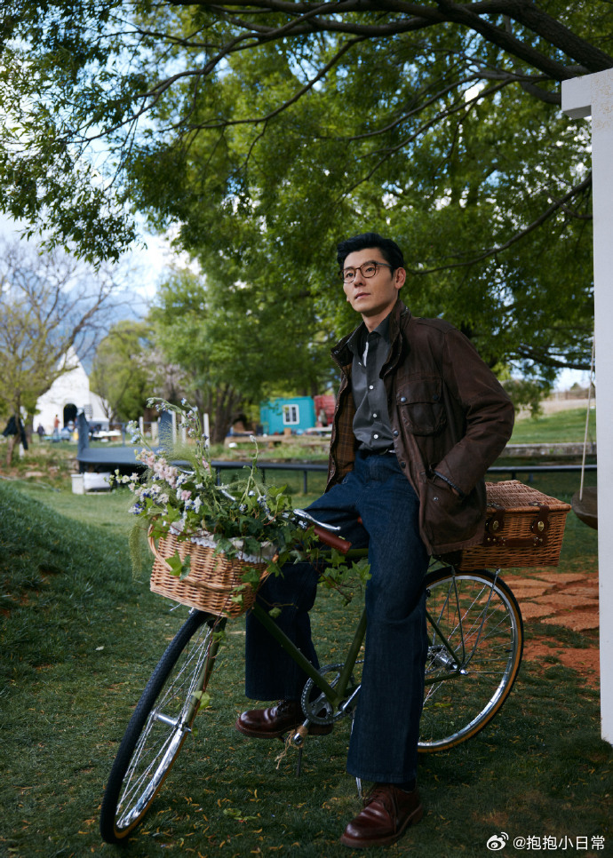 蒋奇明这组梦回阿勒泰蒋奇明云南旷野大片这组云南旷野大片也太会了！蒋奇明站在山野间