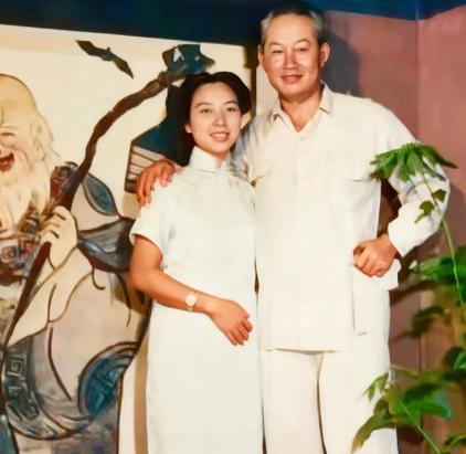 1951年，张晶英因无法生育，就主动把家中护士张美英送上了孙立人的床，孙立人起初