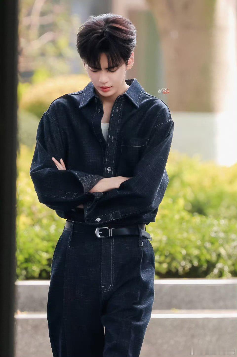 毕雯珺腿好长啊，帅的我 神魂颠倒了，新剧的学长就是毕雯珺本人啊啊 