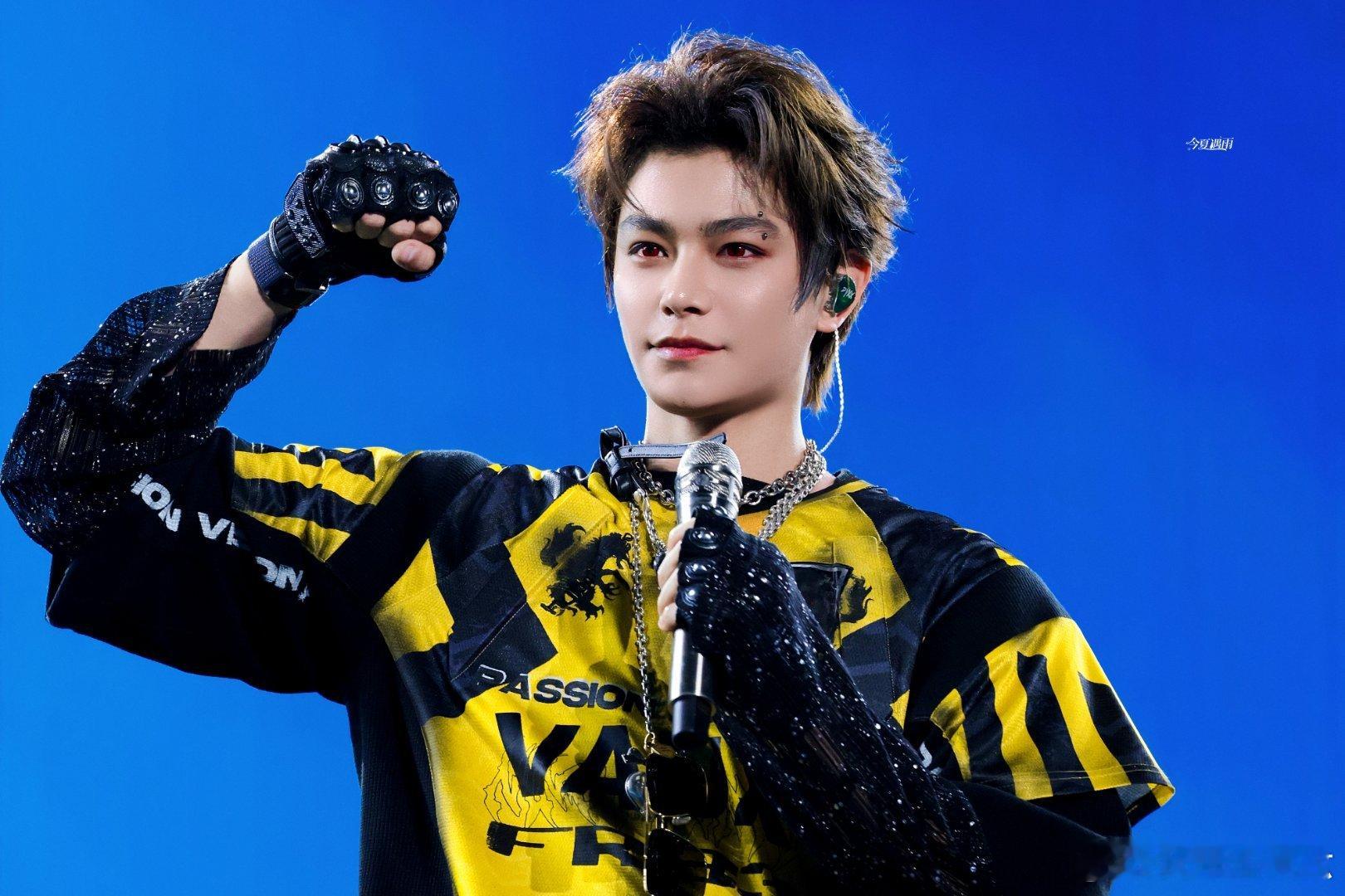 dyx 如果不能在现实里拥抱你，那么希望这一刻成为永恒。