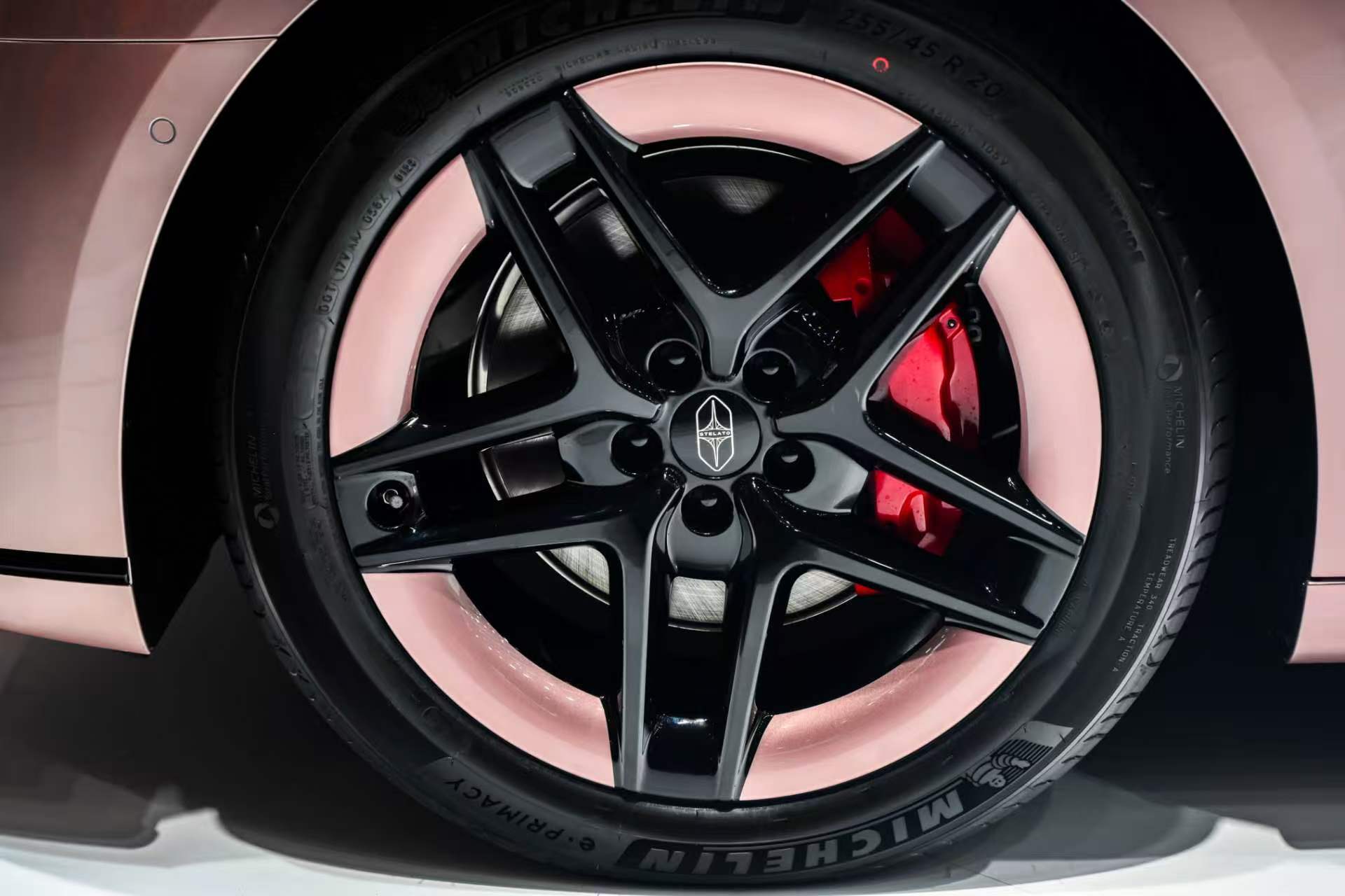 余承东官宣享界新色 余承东与尼格买提共推享界新色，星玫粉配月绒白，颜值拉满！市场