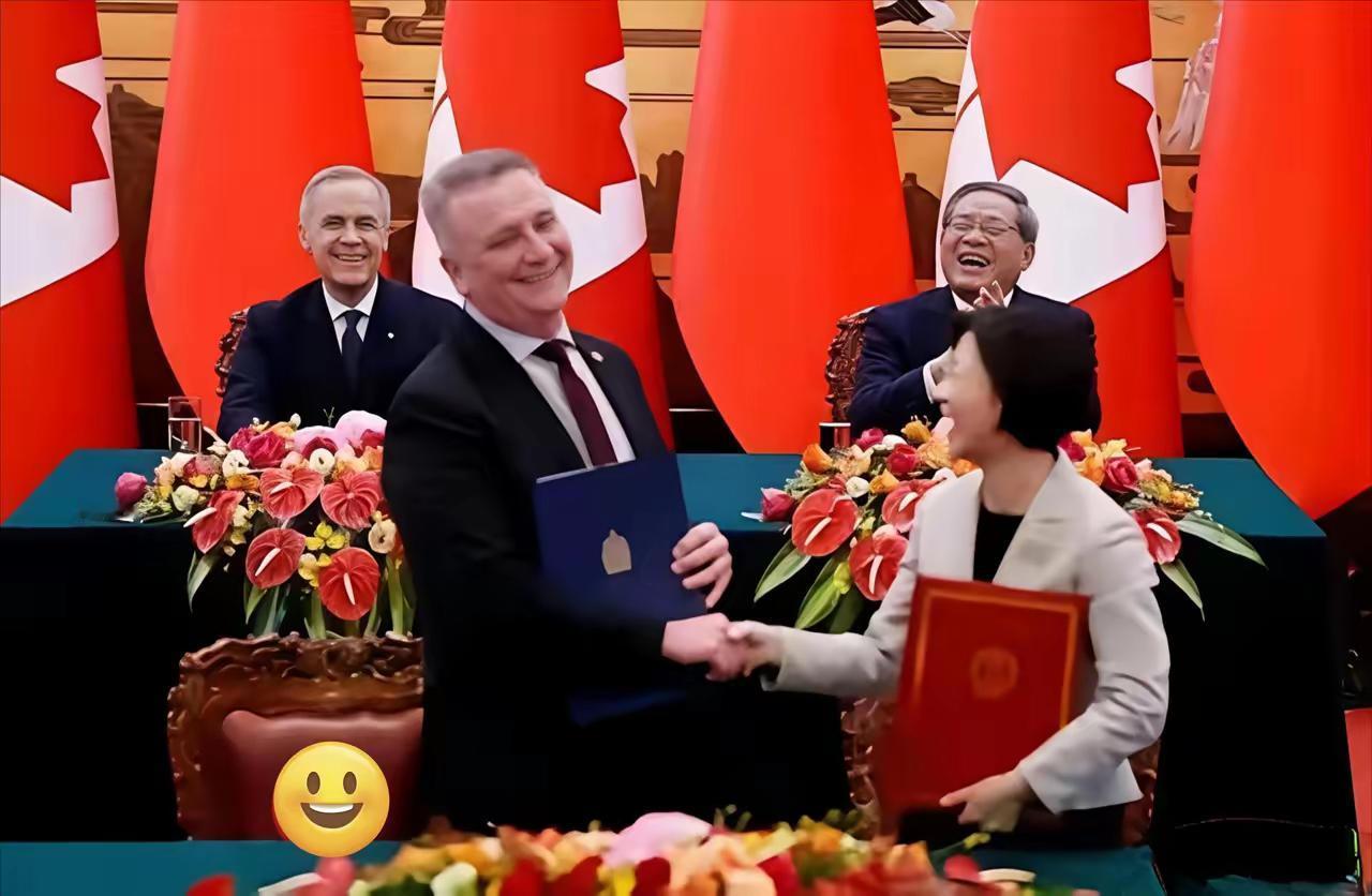 刚看到新加坡《联合早报》发的这个现场图，是加拿大那个卡尼带着团来咱这儿签大单。