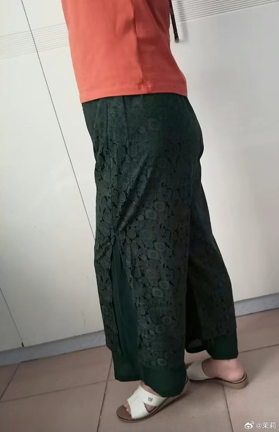 今年买衣服要趁早好吧，服装也要涨价了，那我赶紧囤货吧，看中了图一的卖家秀，准备下