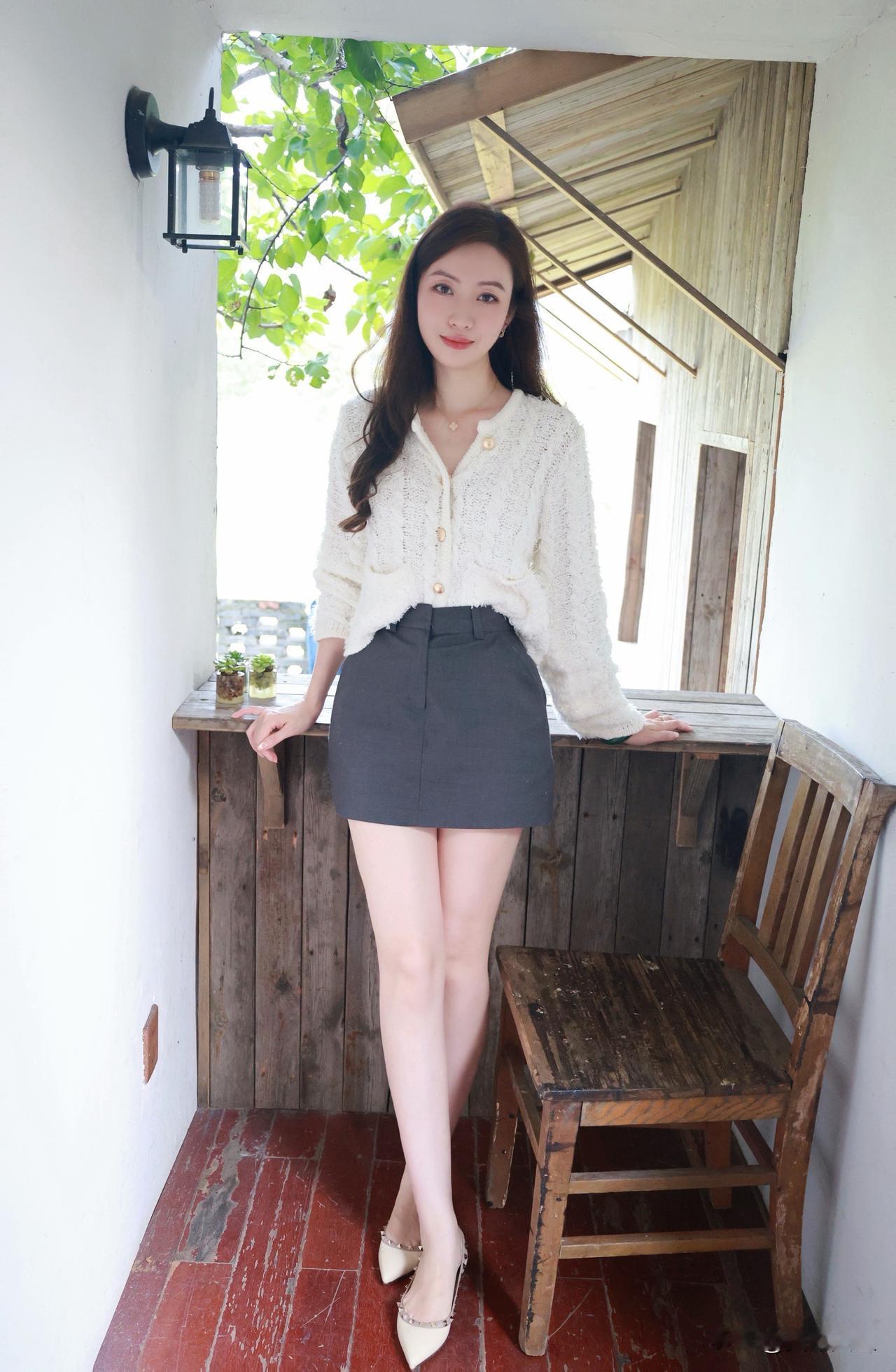 市外桃园，去年被这里的乡野新中式戳中——小木船漂在池边，古琴藏在银杏叶里，木桥连