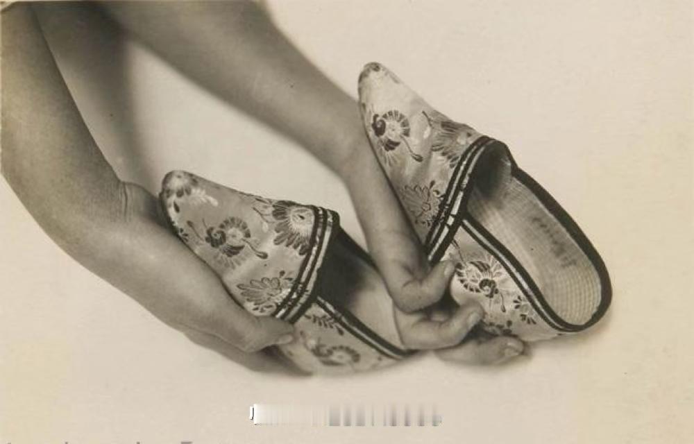 看到“这鞋不对劲，但这双手挺好看”，我就想起那个“社会”小姐姐。她双手纹着花臂，