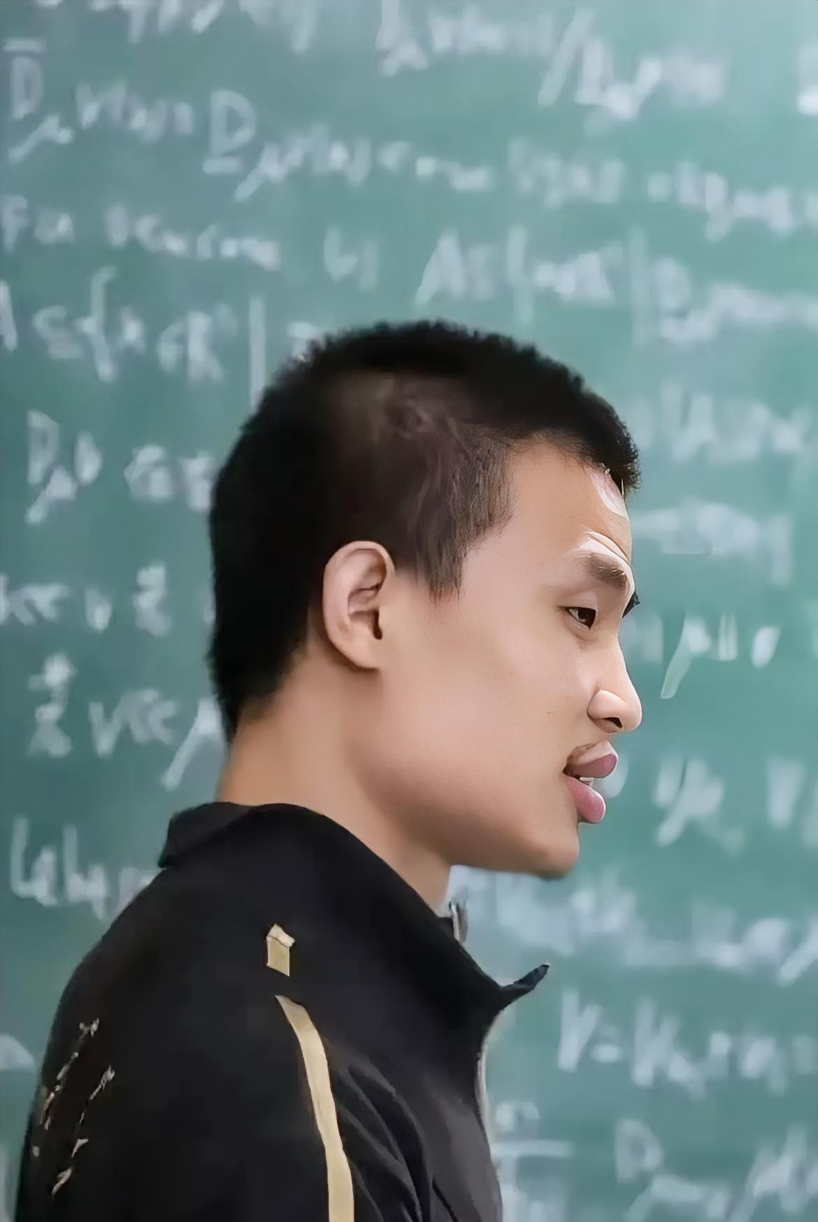 34岁的韦东奕，该成家的事一样没做，没结婚，没谈恋爱，没生孩子。但他却多了一个新