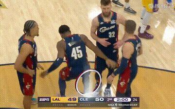 阿特金森要挑战！裁判吹米切尔对詹姆斯犯规湖人vs骑士