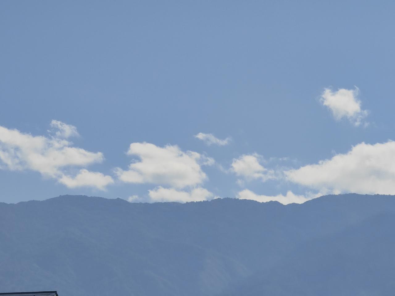 晒一晒蓝天白云下的景色青山绿水白云飘。