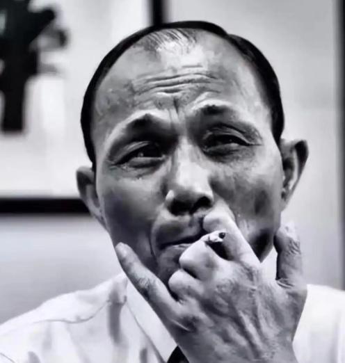 1993年，尧建云带着1000万在公海豪赌，在赌桌上，尧建云故技重施出“老千”，