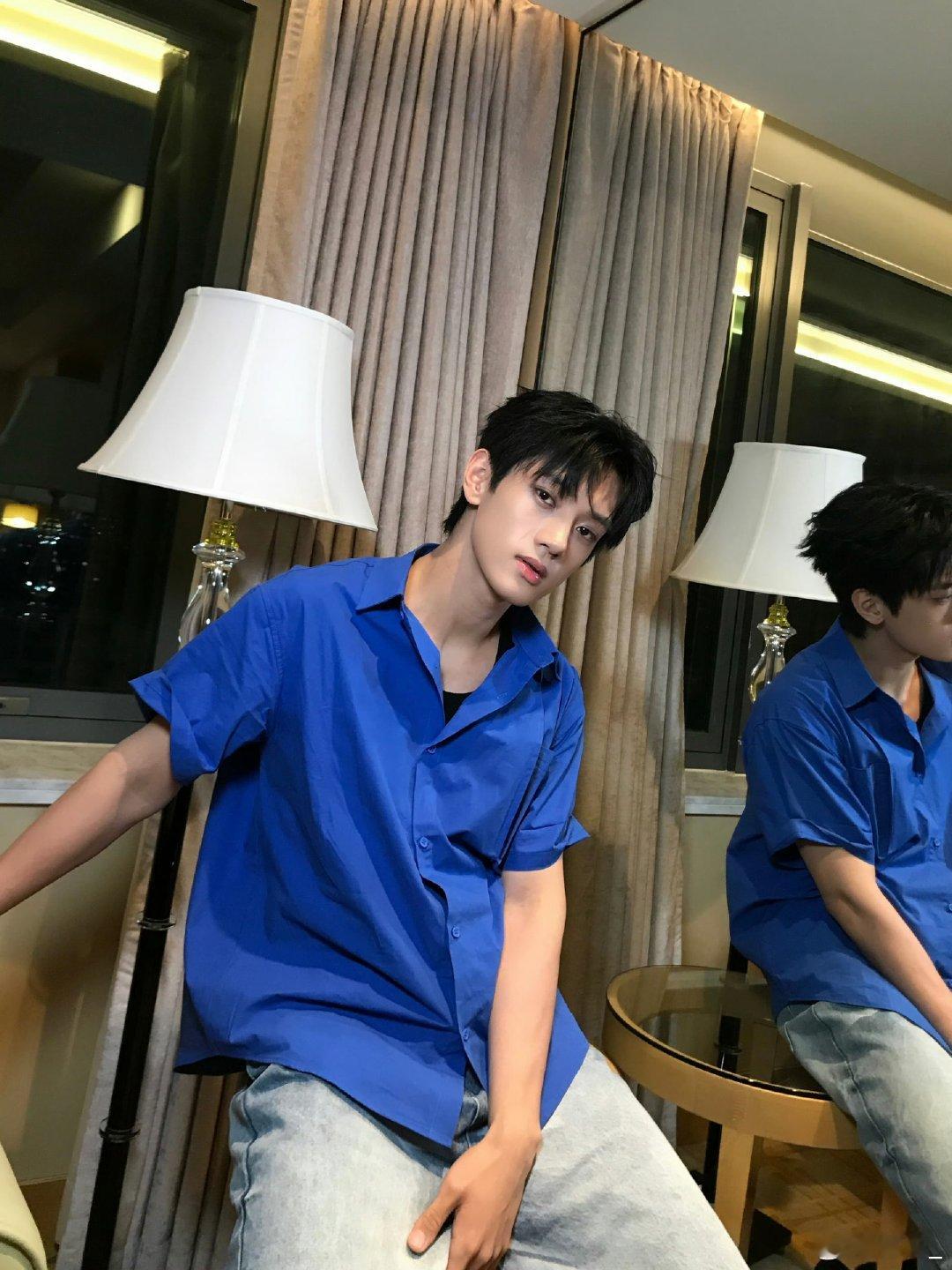 新人演员和经纪人吵出火星子了少年无尽夏看到新人低着头攥紧衣角的小动作，就能感受到