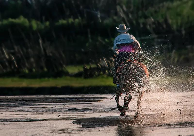 在沙滩上策马奔腾，那感觉实在是美妙至极！就像游客李思思体验过后，直呼过瘾。想象一