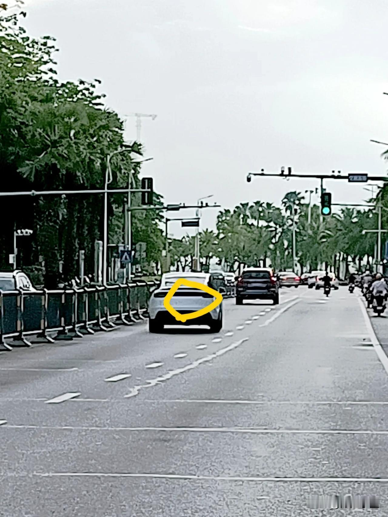分享城市新鲜事这个是什么车？今天早上在湛江赤坎上班的路上看见一辆连车牌号都没有位