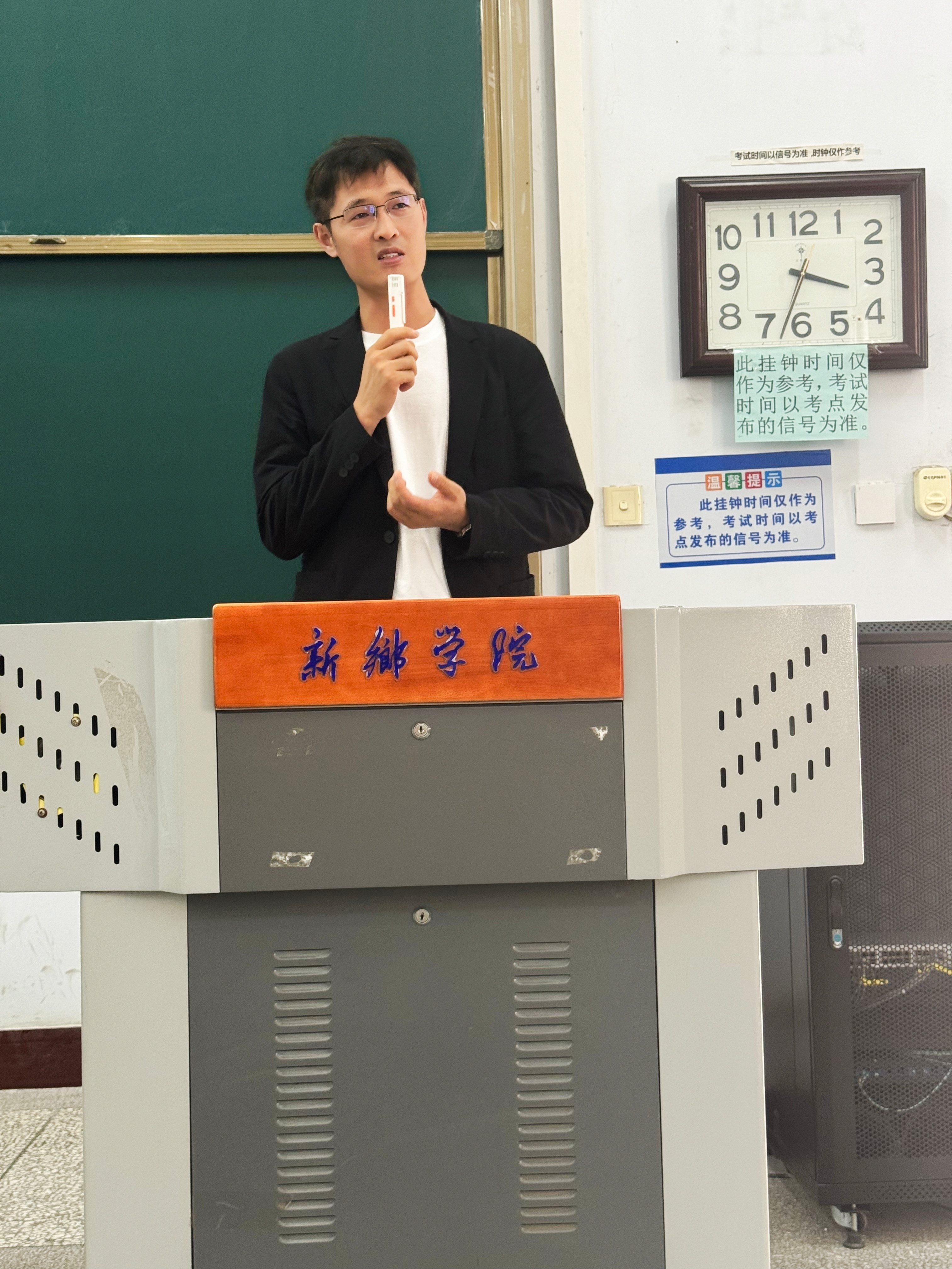 感谢母校新乡学院的邀请，再到母校，和几百位大三大四的学弟学妹们，分享自己的工作经