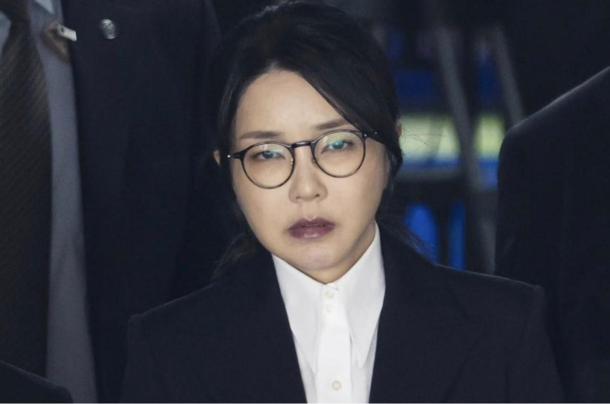 尹锡悦老婆一脸绝望走出法庭，以后只能在看守所睡地板了！
 
当地时间8月12日深