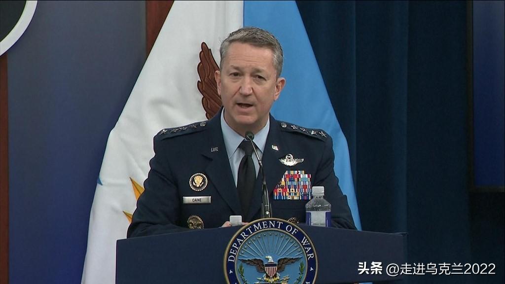 参谋长联席会议主席凯恩将军正在五角大楼发表讲话


他首先对周六以来牺牲的四名美