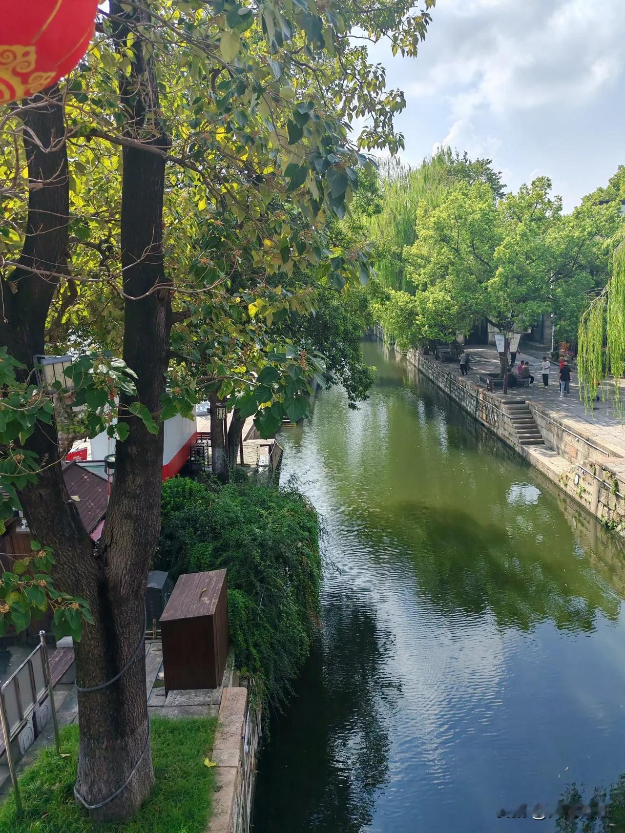 眼前生活中花钱最多的地方你知道在哪里吗？
   送孩子去各种兴趣班是年轻父母们最