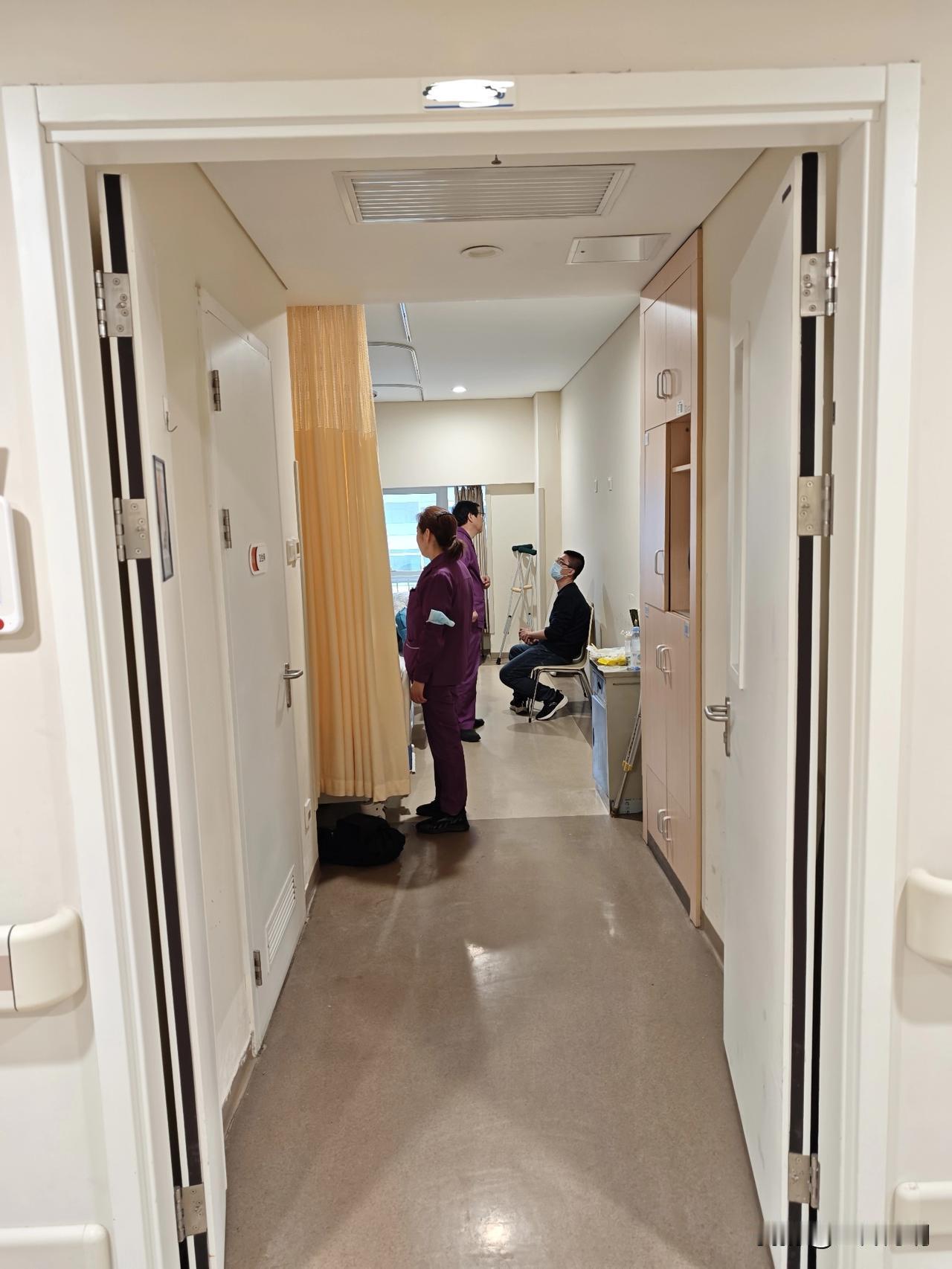 晚上离开之前，我请了一个护工。因为家属只能下午4~6点进来探望，我爸腿不好，明后