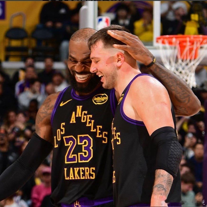 雷迪克表示，决定让东契奇持球还是詹姆斯持球，是一大难题：“这确实棘手，队里有两位