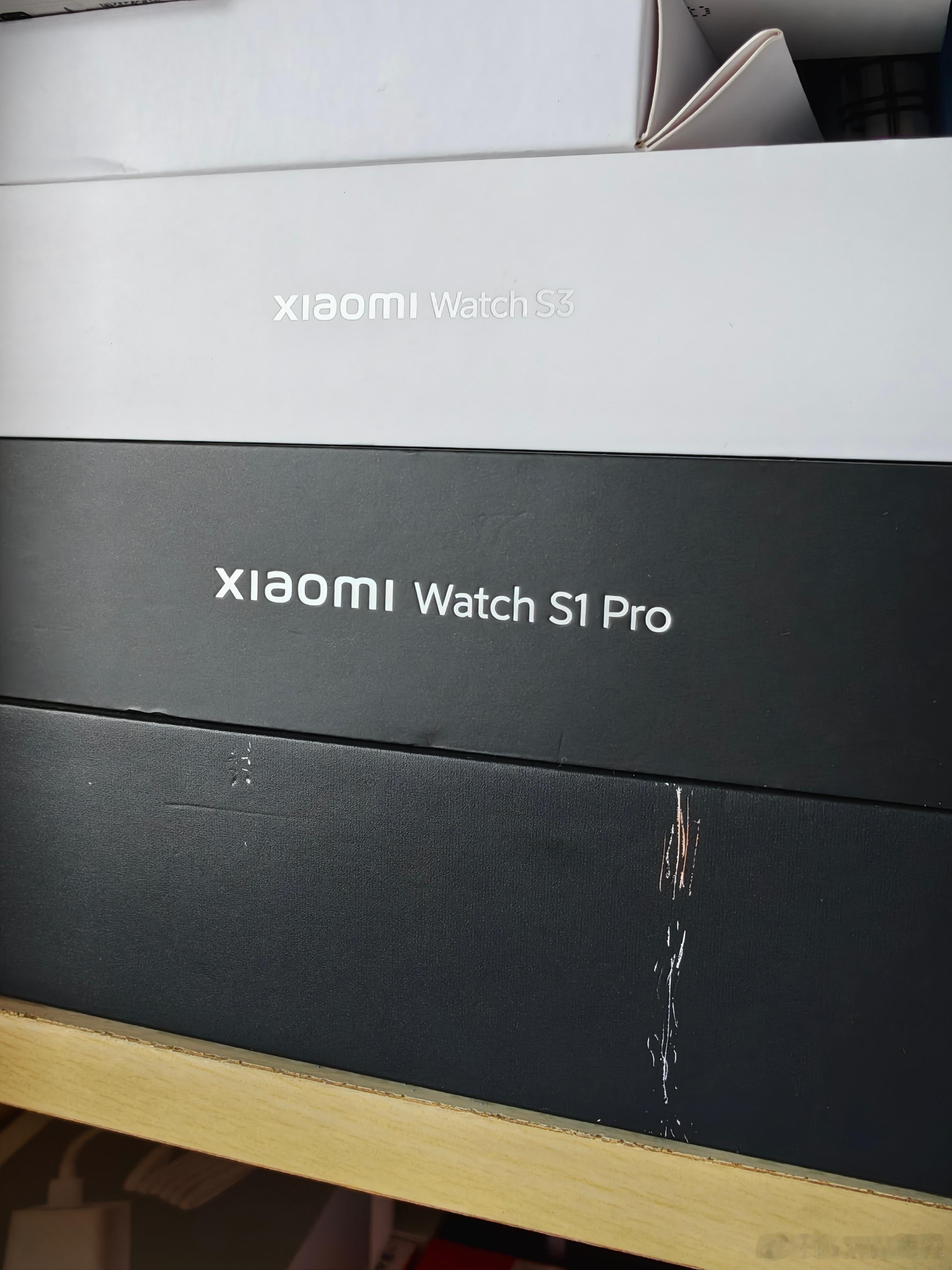 我这里放着S3，S1 Pro，另外最下面的估计很多人都不记得了，是小米的唯一一款