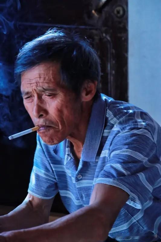 我隔壁单元的老李，退休前是单位领导，每个月退休金8000块，手里有房有存款，按理