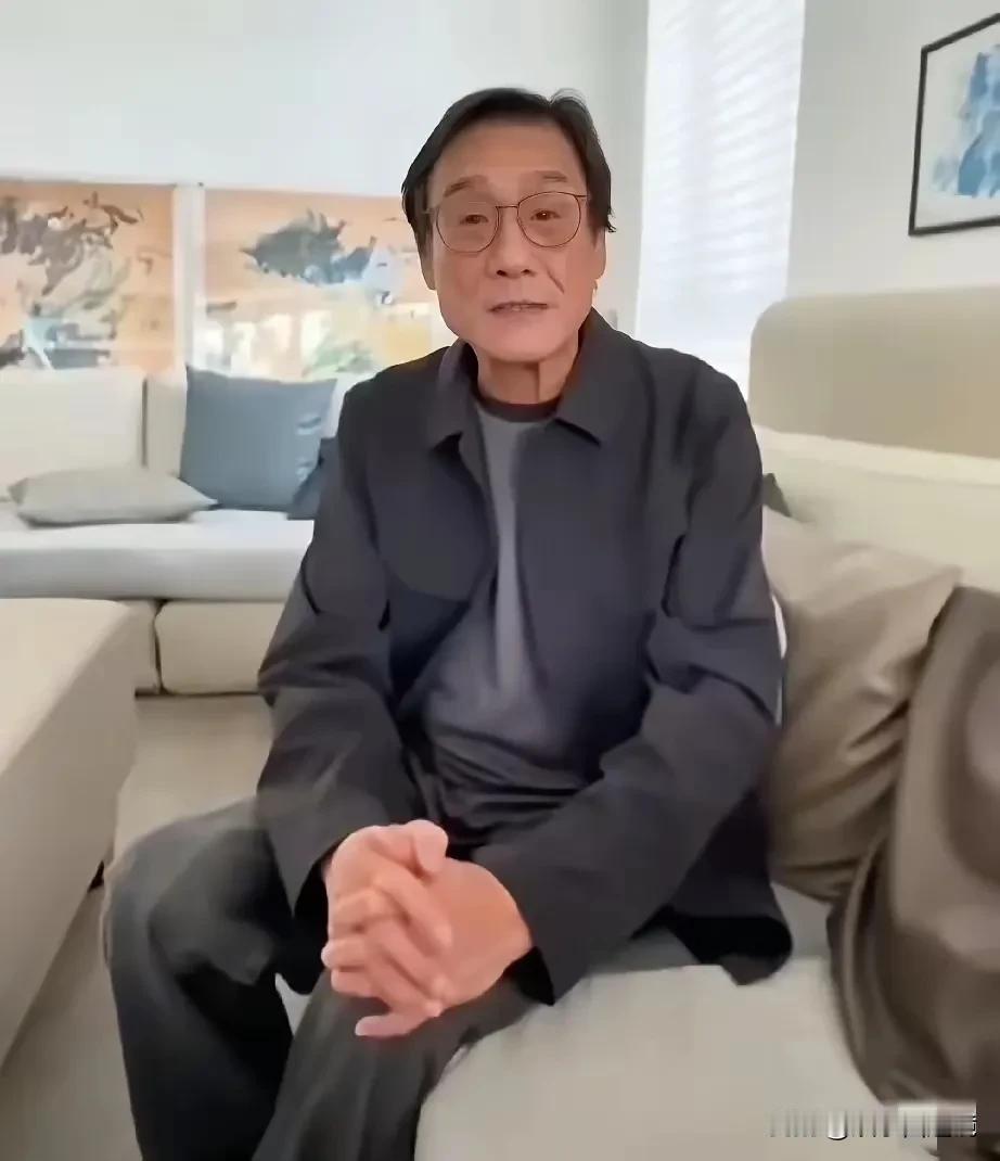 这个香港男演员老的很快呀，66岁的他看起来七八十岁的样子了，他年轻的时候真的有点