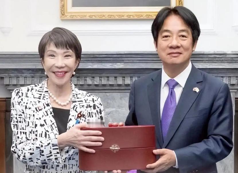 “男儿膝下有黄金”，但近期从台湾到日本政客的几次下跪，却让“尊严”二字显得无比廉