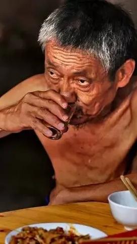 上联:锅中翻滚人生味
下联:杯里沉浮世间情

(图片采自网络，侵则立删)