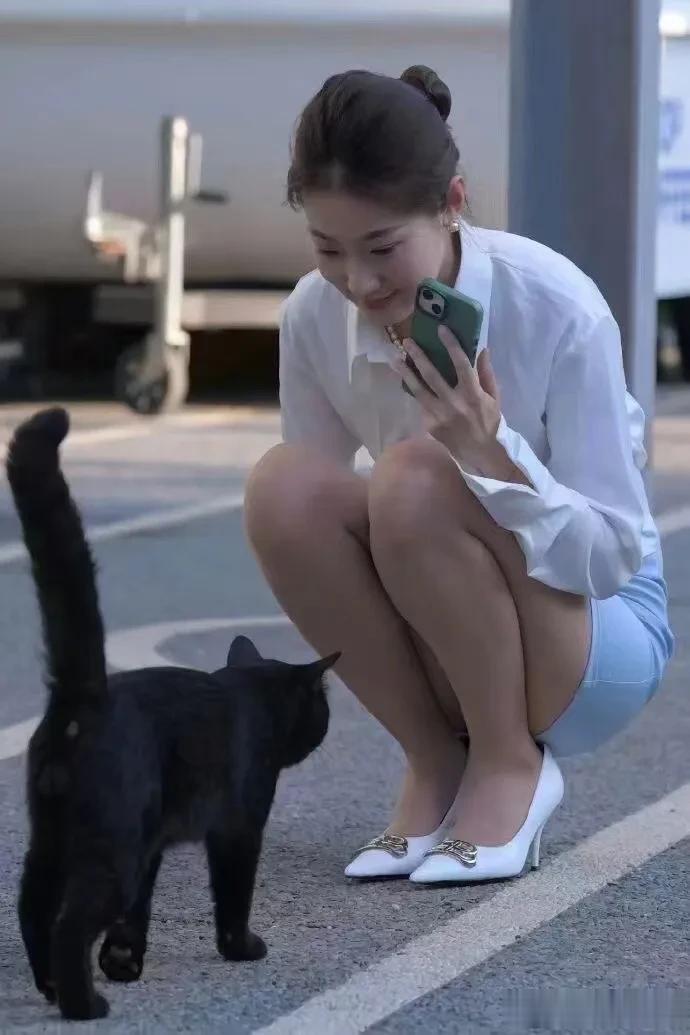努力不为感动谁 ，
只为不与最好的自己失之交臂，
无论何时，微笑面对生活，
请相
