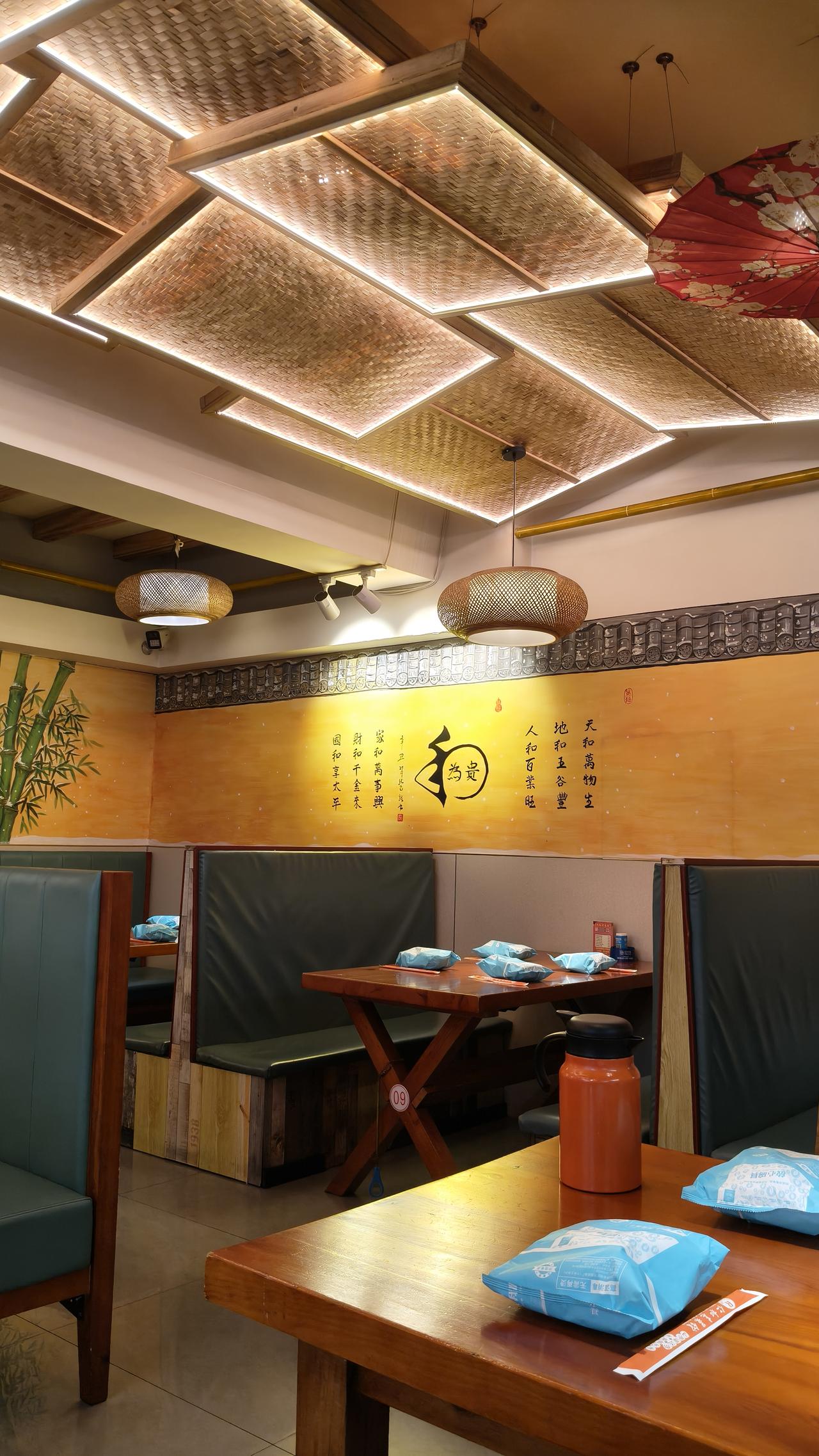 夏日生活打卡季中午小聚酌几杯，共叙亲情吐蓓蕾，闲庭信步看夏雨，回来依旧烟火味。