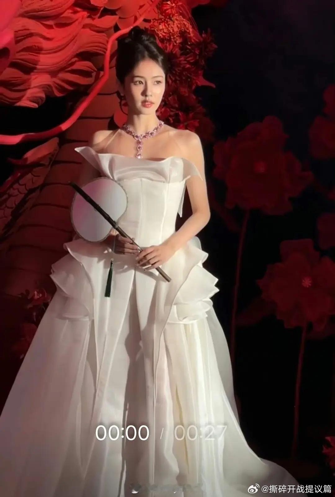 白鹿和田曦薇的视频截图，一黑一白。造型图还没出，工作室好慢。 ​​​