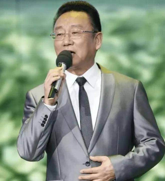 他是著名的歌唱家。为什么在头条上差评如潮呢？