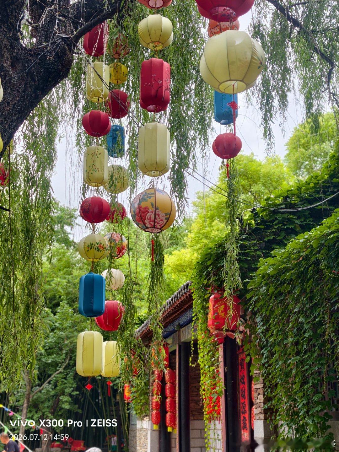 很喜欢的一句话：“我们穷极一生追求的幸福，不在过去，也不在未来，而是在当下眼中景