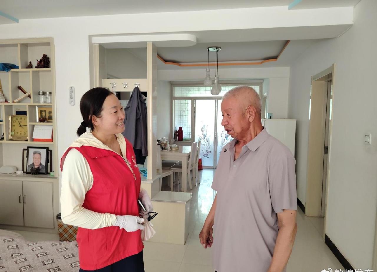 ​​为切实保障辖区独居、孤寡老人平安度夏，有效防范高温中暑安全事故发生，近日，敦