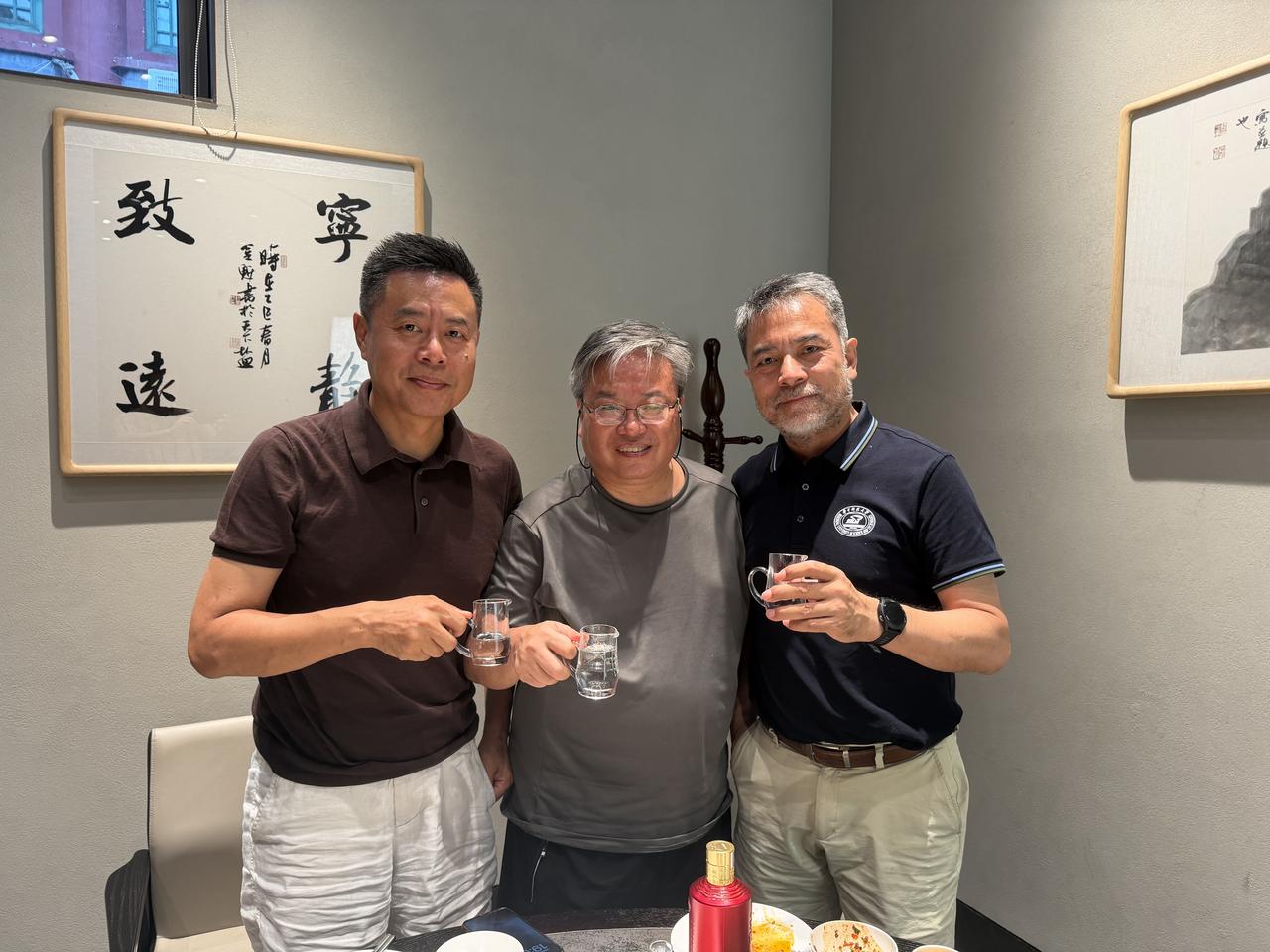 昨晚头牌谈到自己敢这样喝酒，有两个指标：一是我们共同的马师兄是名医，动刀那种名医