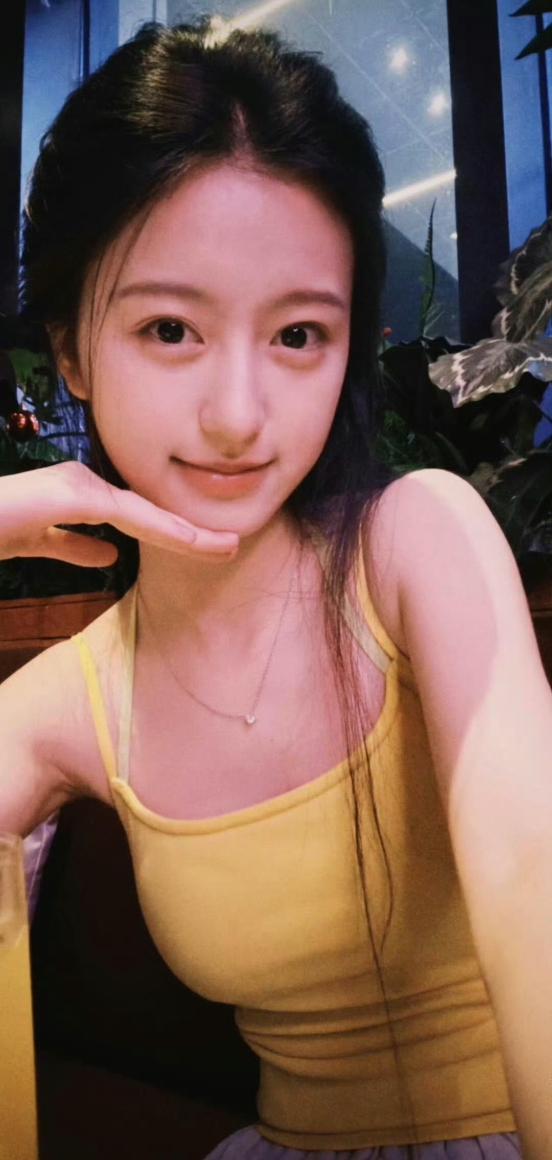 裴佳欣吊带只能说一直都是无敌的